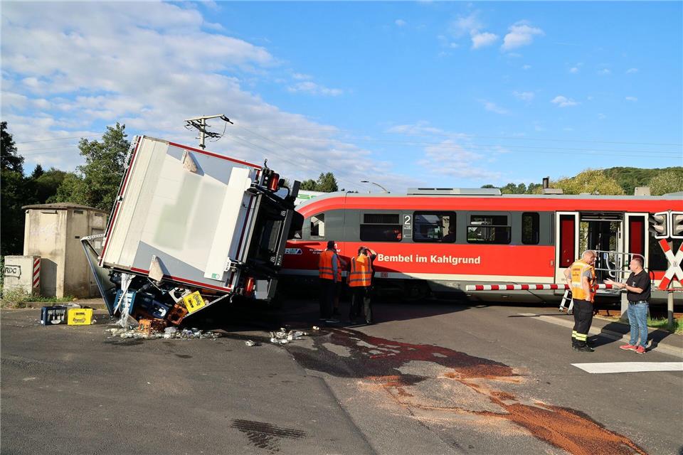 In Unterfranken ist ein Zug in einen Getränkelaster gefahren. Einen ähnlichen Unfall gab es kurz zuvor in Schwaben.Ralf Hettler/dpa