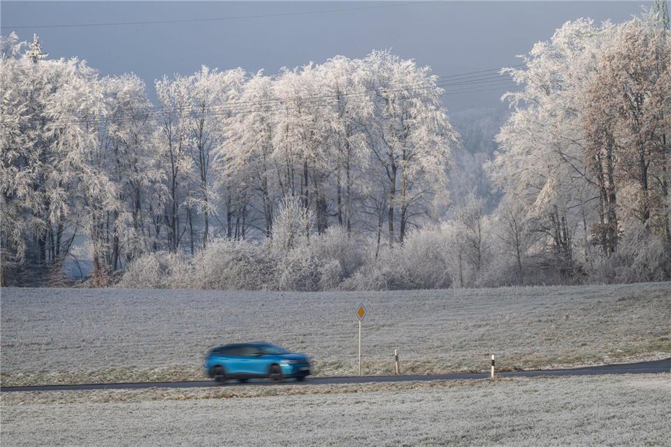 In Unterfranken war es auf vielen Straßen am Morgen glatt. (Archivbild)Peter Kneffel/dpa
