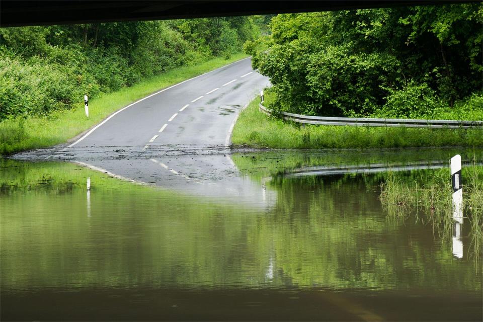In Unterführungen und Kellern kann sich bei Starkregen schnell Wasser sammeln. (Archivbild)Frank Rumpenhorst/dpa/dpa-tmn