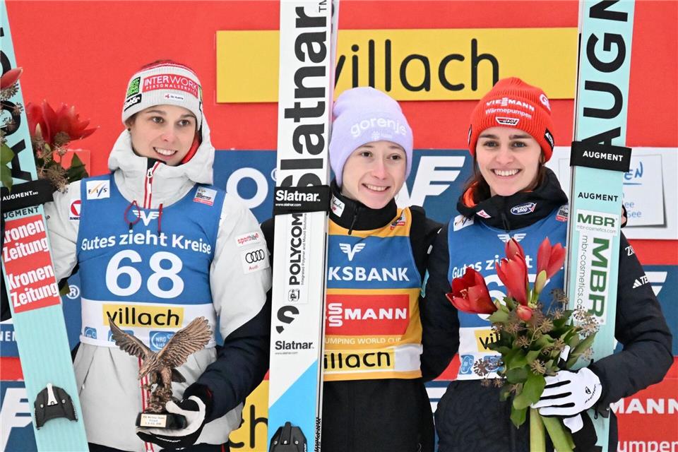 In Villach auf dem Podest: Lisa Eder (l), Nika Prevc (M) und Selina Freitag (r).Barbara Gindl/APA/dpa