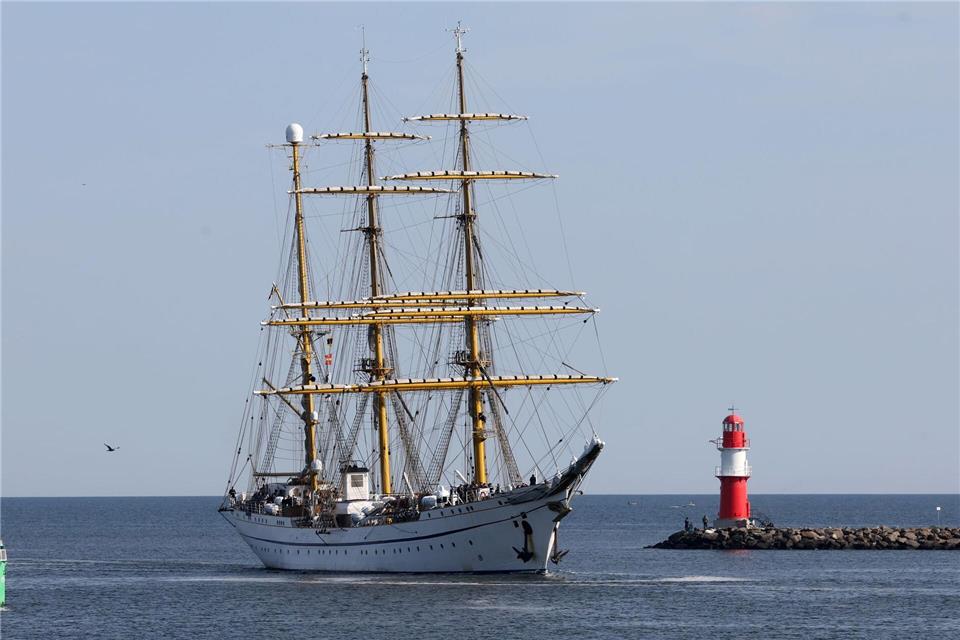 In Warnemünde erwartet die Botschafter eine Hafenrundfahrt und ein Empfang auf der Gorch Fock. (Archivbild)Bernd W�stneck/dpa