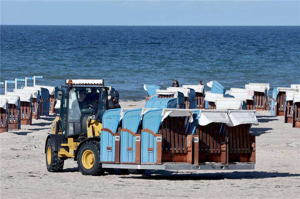 In Warnemünde verschwinden die Strandkörbe vom Strand, trotz eines neuen Erlasses, der eine längere Bewirtschaftung ermöglichen sollte. Bernd Wüstneck/dpa