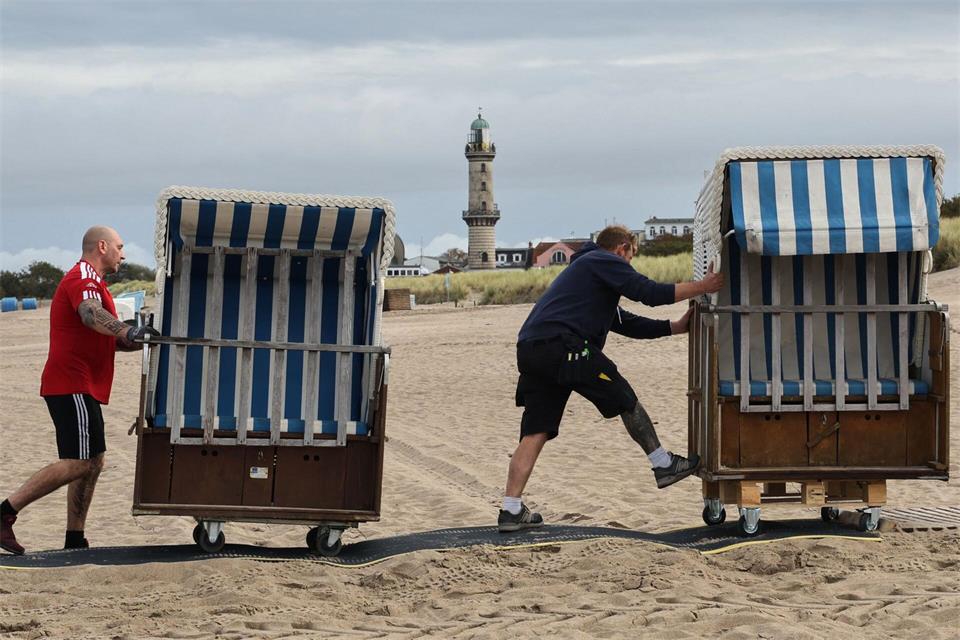 In Warnemünde wurden die Strandkörbe bereits ab Anfang Oktober weggeräumt. (Archivbild)Bernd Wüstneck/dpa