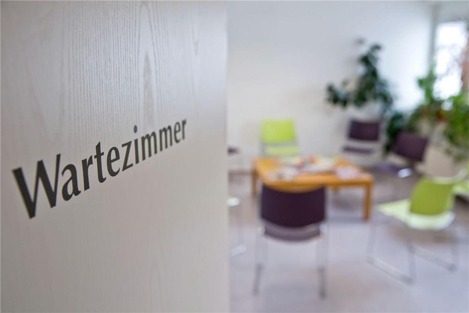 In Wartezimmern wird häufig für Ablenkung gesorgt. (Archivbild)Daniel Karmann/dpa