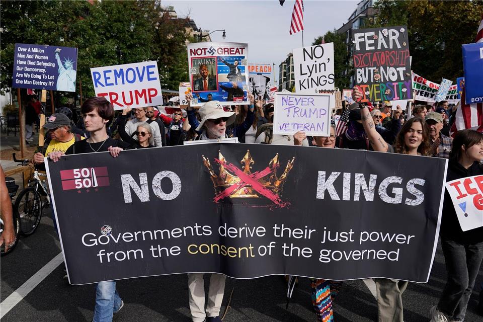 Bilder des Tages In Washington wird unter dem Motto „No Kings“ gegen US-Präsident Trump demonstriertJose Luis Magana/FR159526 AP/AP/dpa