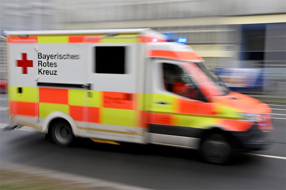 In Weibersbrunn waren zahlreiche Rettungskräfte im Einsatz. (Symbolbild)Peter Kneffel/dpa