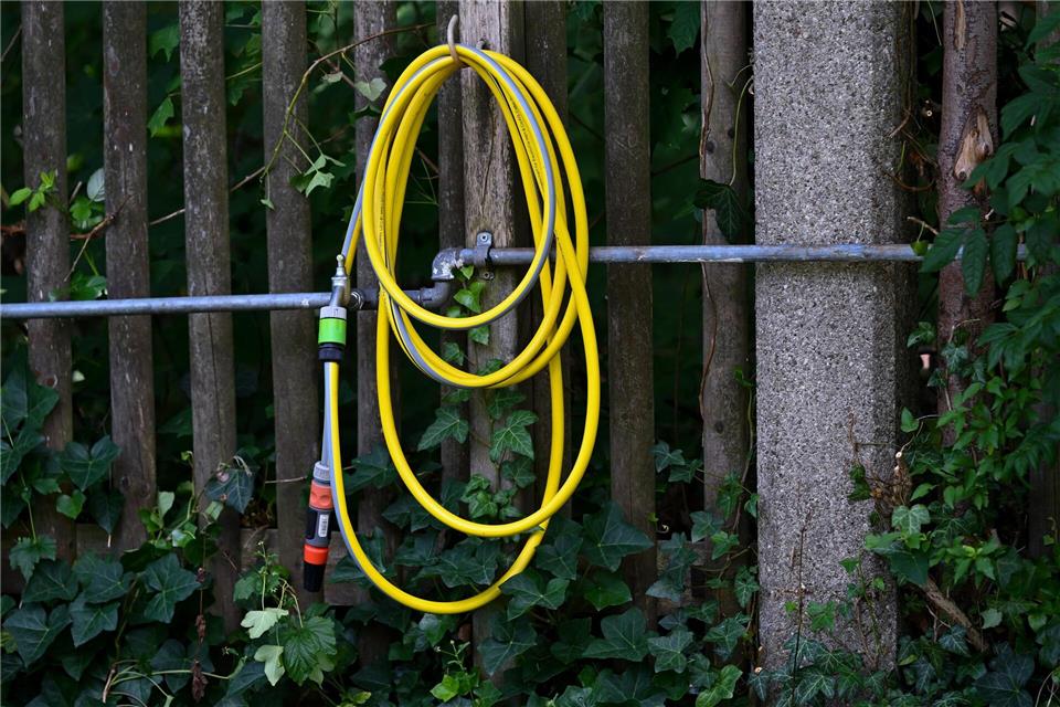 In Weimar ist ein Fachwerkhaus mit Gartenschläuchen unter Wasser gesetzt worden. Die Polizei ermittelt. (Symbolbild)Sven Hoppe/dpa