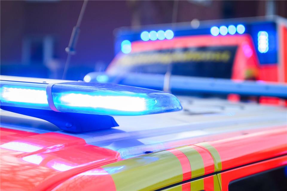 In Wertingen gerieten zwei 12-Jährige mit ihren Füßen unter die Reifen eines Busses. (Symbolbild)Julian Stratenschulte/dpa