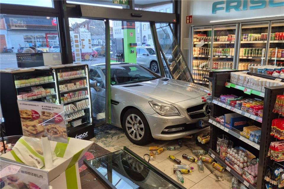 Frau fährt mit Auto in Verkaufsraum von Tankstelle  In Wilhelmshaven ist eine 65-Jährige mit ihrem Auto in den Verkaufsraum einer Tankstelle gefahren.--/Polizeiinspektion Wilhelmshaven/Friesland/dpa