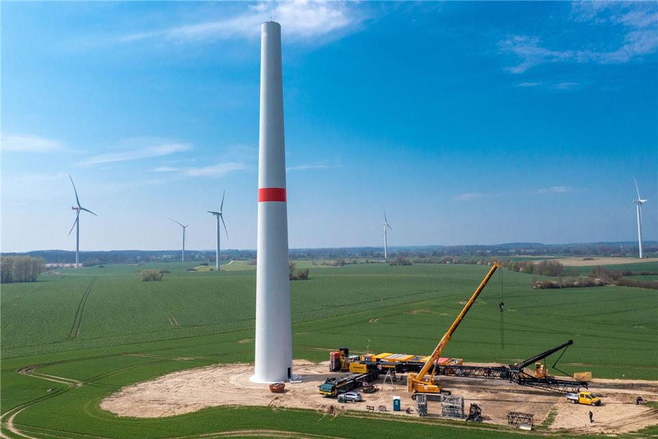 In Windparks in unmittelbarer Ortsnähe sollen in MV keine großen Windräder mehr errichtet werden - es sei denn, die Kommune will es. (Archivbild)   Jens Büttner/dpa