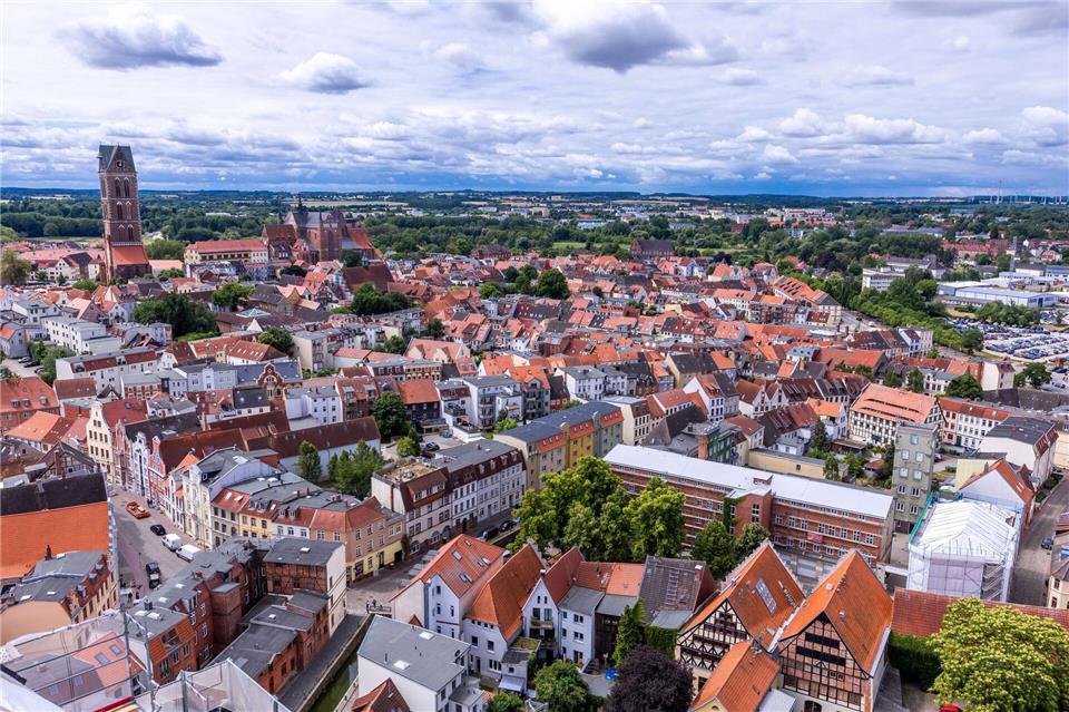 Rund 300 Teilnehmer bei Demonstration gegen Merz in Wismar  In Wismar haben am Abend 300 Menschen an einer Demonstration teilgenommen. (Archivbild) Jens Büttner/dpa