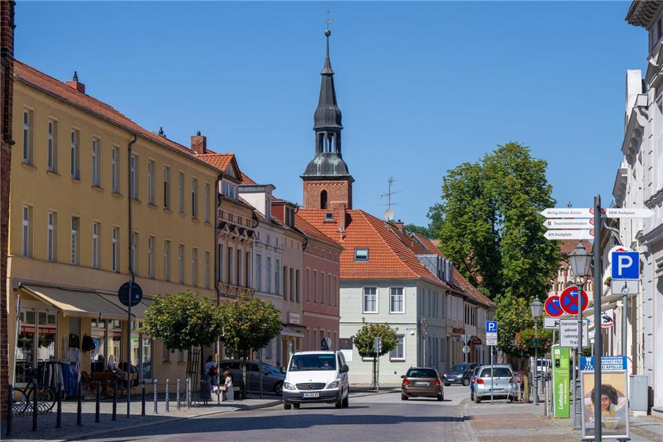 In Wittstock ist das Bürgerbüro einer rechtsextremen Partei angegriffen worden. (Archivbild)Monika Skolimowska/dpa
