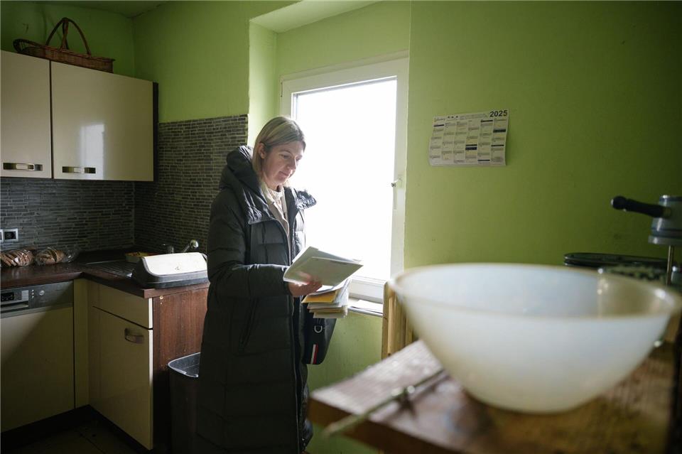 In Wohnung der Zwangsräumung liegen viele nicht geöffnete Briefe. Oliver Dietze/dpa