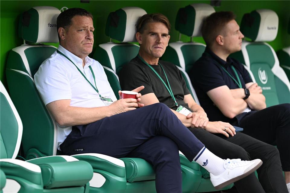 In Wolfsburg im Gespräch: Bayern-Sportchef Christoph Freund (M.) (Archivbild)Swen Pförtner/dpa