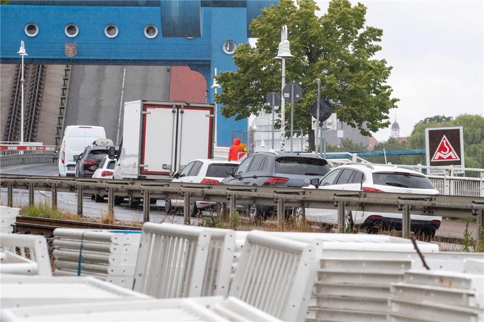 In Wolgast staut sich vor allem in den Sommermonaten der Verkehr. (Archivbild) Stefan Sauer/dpa