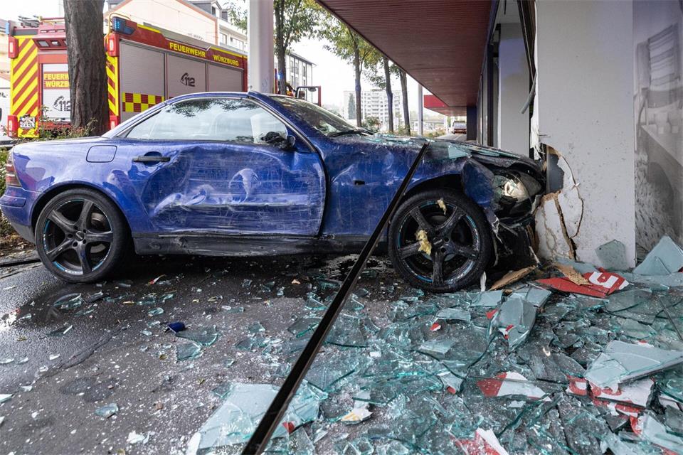 In Würzburg ist eine junge Frau mit ihrem Auto in ein Möbelhaus gefahren. (Symbolbild)Christoph Weiss/dpa
