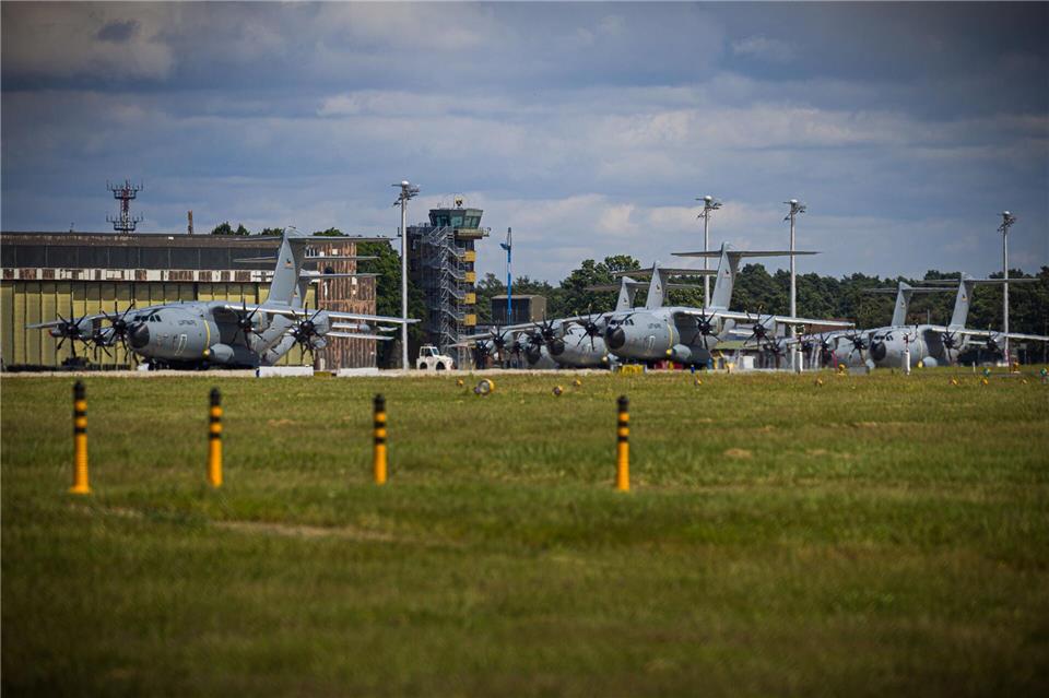 6,4 Milliarden Euro fließen in Bundeswehr in Niedersachsen In Wunstorf sind die Militärmaschinen A400M des Lufttransportgeschwaders 62 stationiert. (Archivbild)Moritz Frankenberg/dpa
