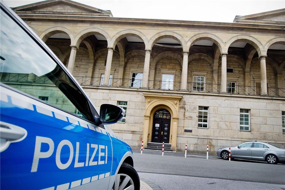 In Wuppertal hat ein Prozess um eine Messerattacke und Schutzgelderpressung begonnen. (Symbolbild)Jan-Philipp Strobel/dpa