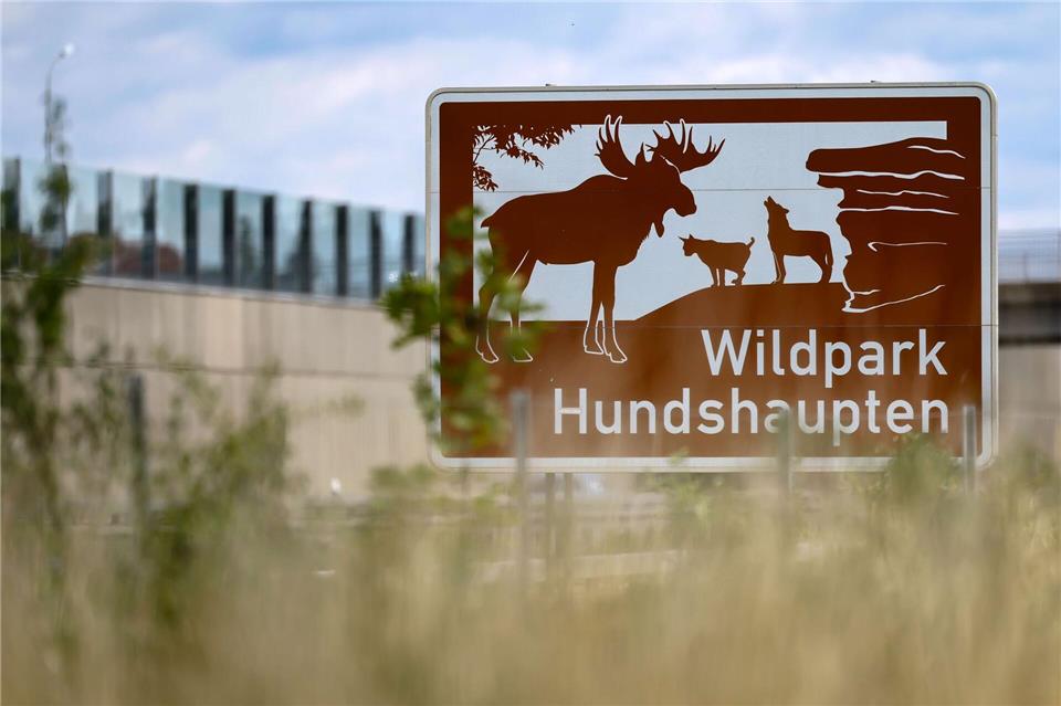 In Zeiten knapper Kassen ist das Erneuern der Schilder manchen Kommunen und Landkreisen zu teuer. (Archivbild)Daniel Löb/dpa