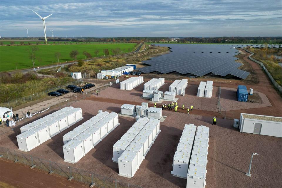 In Zeiten ohne Strom aus Wind und Sonne sollen künftig Batteriespeicher das Netz stabilisieren. Der Markt boomt: Bei Zerbst in Sachsen-Anhalt hat der norwegische Energiekonzern Statkraft eine solche Anlage errichtet. (Archivbild)Jan Woitas/dpa