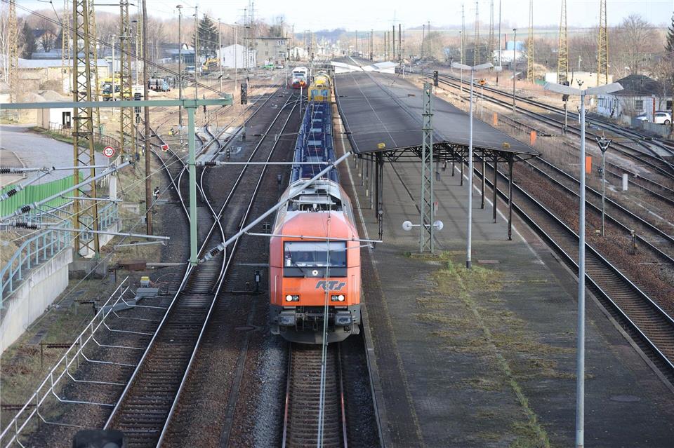 In Zukunft soll es zwischen Sachsen über Thüringen nach Westdeutschland bessere Zugverbindungen geben - die Frage ist nur, wann. (Archivbild)Bodo Schackow/dpa-Zentralbild/dpa