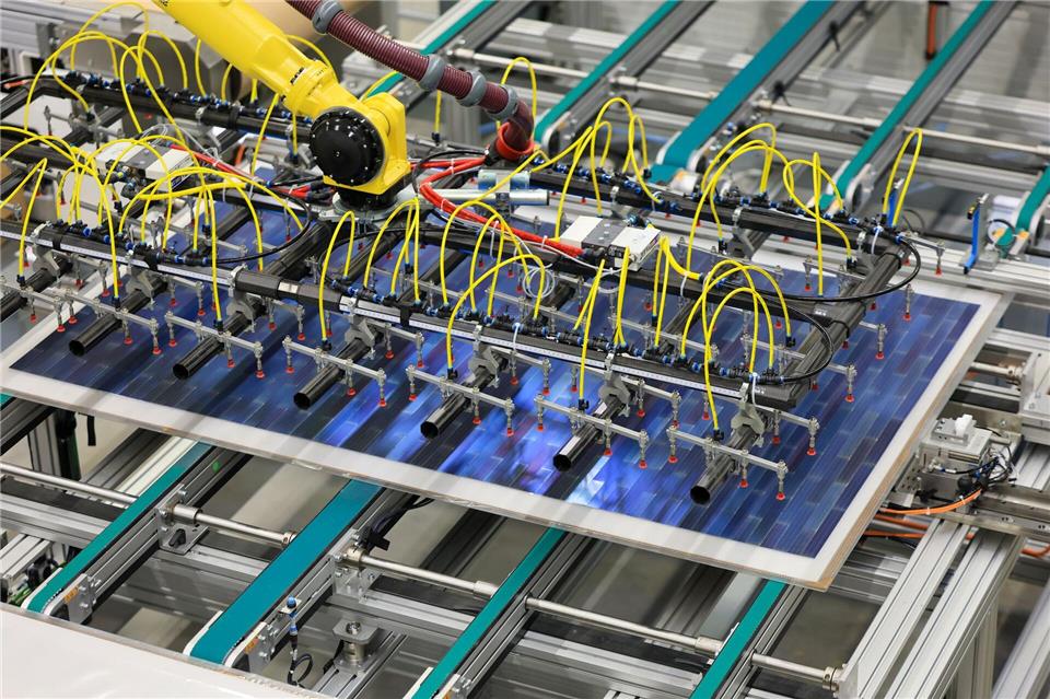 In Zwenkau hat eine neue Solarfabrik die Produktion aufgenommen. Hier werden Module für Fahrzeuge hergestellt. Jan Woitas/dpa