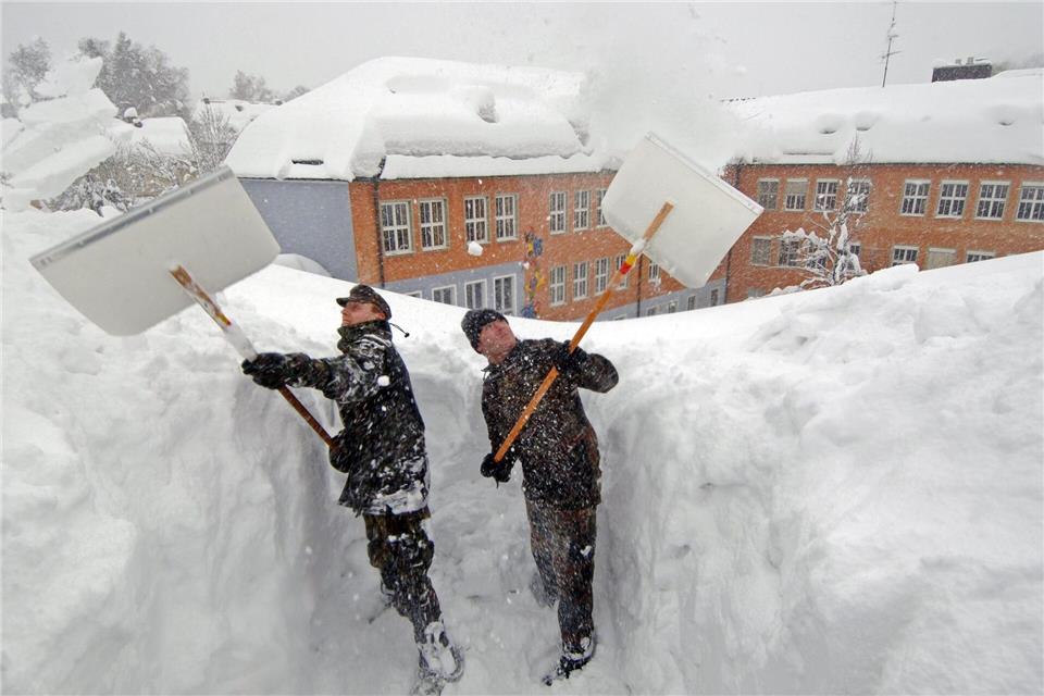 In Zwiesel mussten 2006 Bundeswehrsoldaten Schnee vom Dach einer Schule schaufeln. (Archivbild)Armin Weigel/dpa