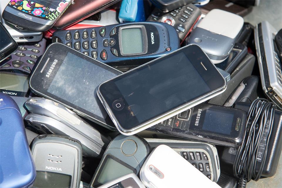 In ausrangierten Smartphones stecken noch wertvolle Rohstoffe. (Archivfoto)Maurizio Gambarini/dpa