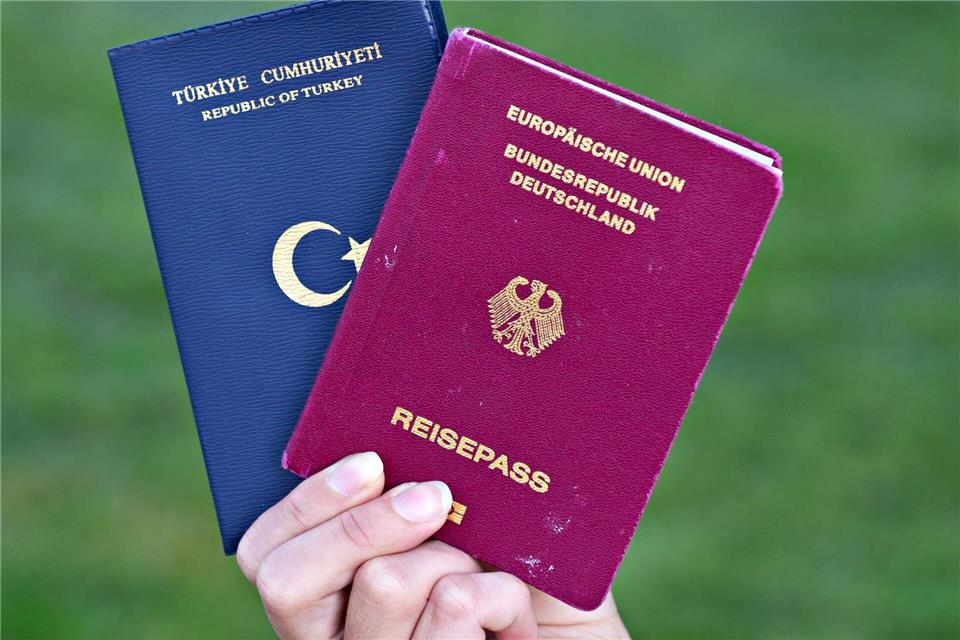 In bestimmten Fällen war die doppelte Staatsbürgerschaft schon früher möglich. Seit einer Reform der Ampel-Regierung ist sie generell erlaubt. (Symbolbild)Daniel Bockwoldt/dpa