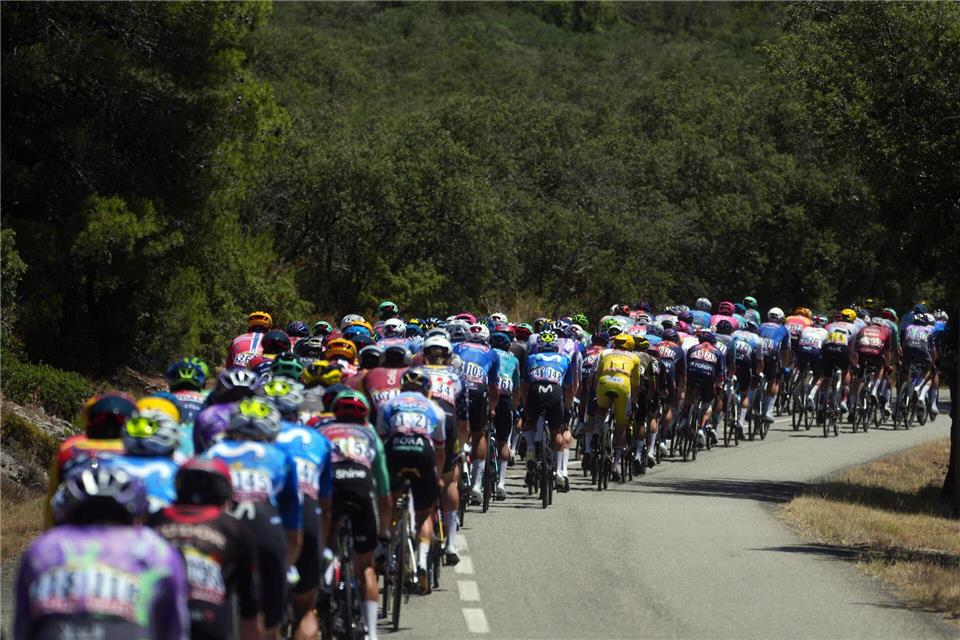 In brütender Hitze unterwegs: Die Profis bei der Tour de France. Thibault Camus/AP/dpa