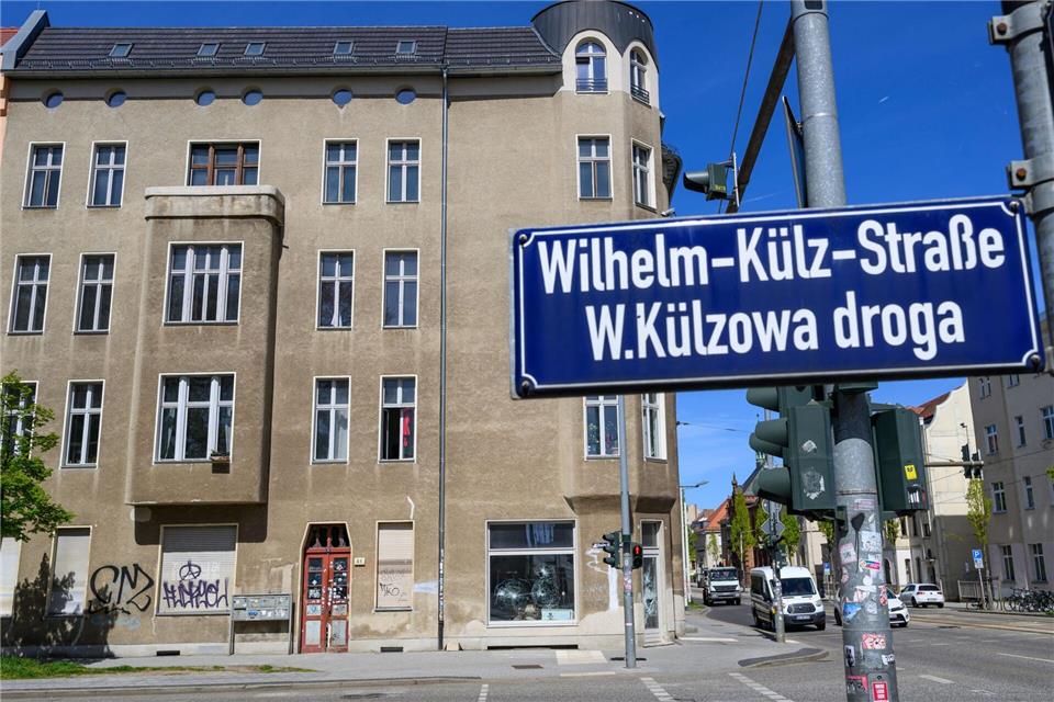 In das Haus Nummer 51 in der Wilhelm-Külz-Straße in Cottbus haben Unbekannte eine brennende Fackel geworfen. Der Staatsschutz ermittelt.Patrick Pleul/dpa