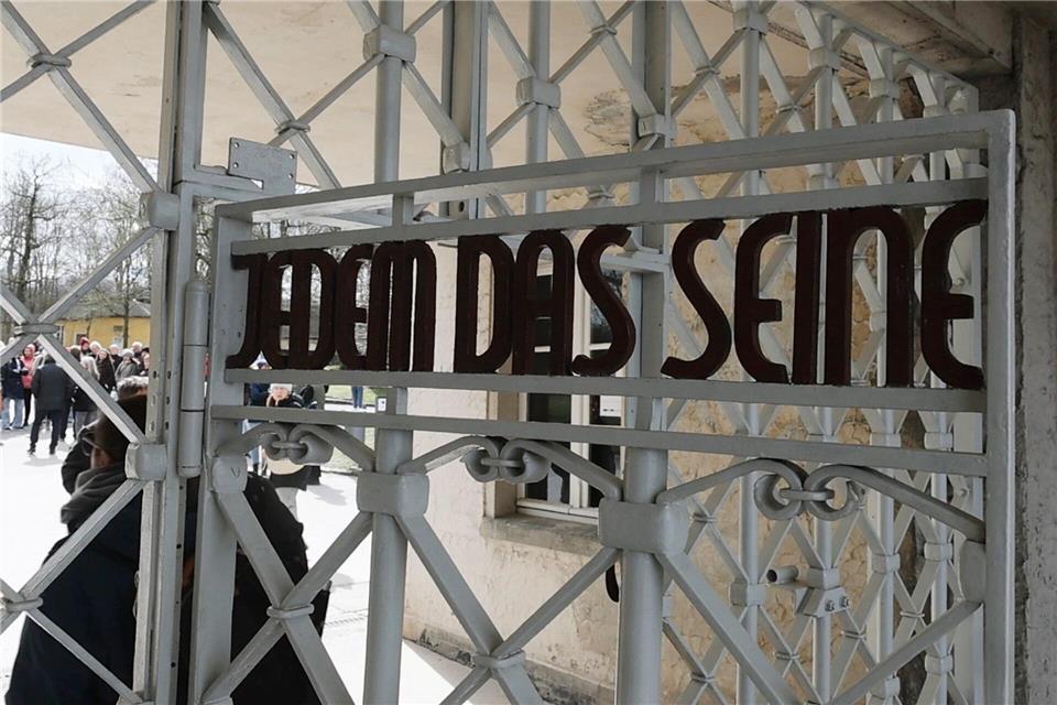 In das KZ Buchenwald bei Weimar und seine Außenlager hatten die Nationalsozialisten seit dem Sommer 1937 etwa 280.000 Menschen verschleppt, darunter viele Zehntausend Jüdinnen und Juden. (Archivbild) Bodo Schackow/dpa