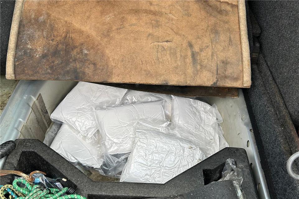 In dem Auto stießen die Beamten auf mehrere Päckchen Kokain.-/Hauptzollamt Schweinfurt/dpa
