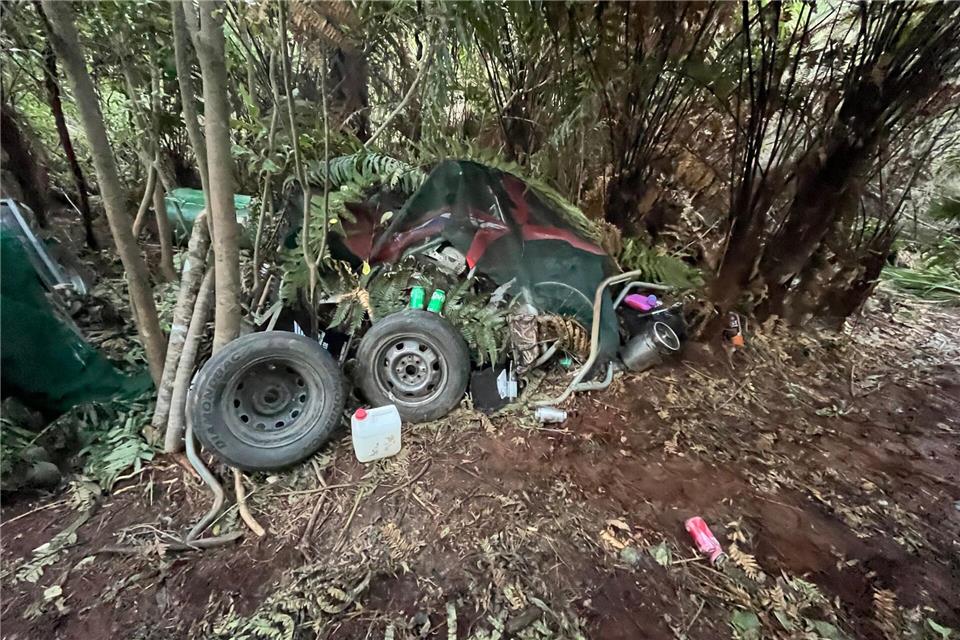 Neuseeland: Erste Fotos vom Camp des Kindesentführers In dem Camp waren Autoreifen und ein Wasserkanister zu sehen.NZ Police/dpa
