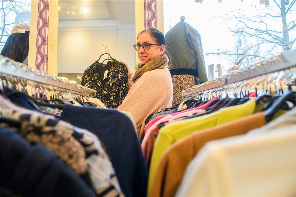 In dem Charity-Shop „Zweimalschön“ in Magdeburg verbergen sich wahre Schätze von den unterschiedlichsten Spendern. Klaus-Dietmar Gabbert/dpa