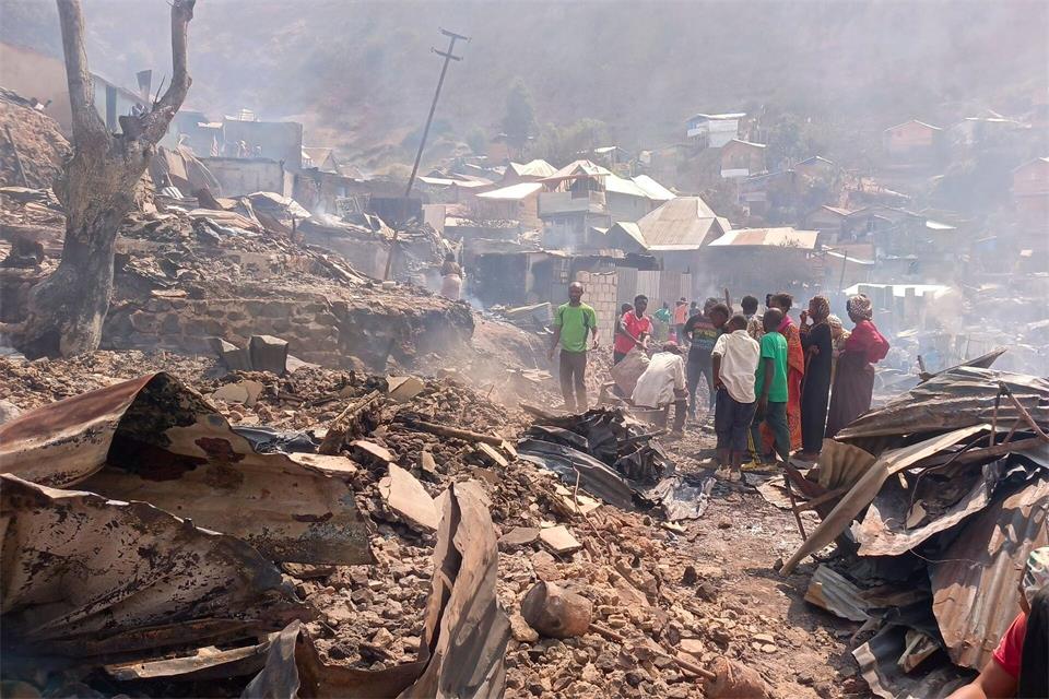 In dem Feuer starben mindestens 15 Kinder - die Zahl könnte jedoch deutlich höher sein.Janvier Barhahiga/AP/dpa