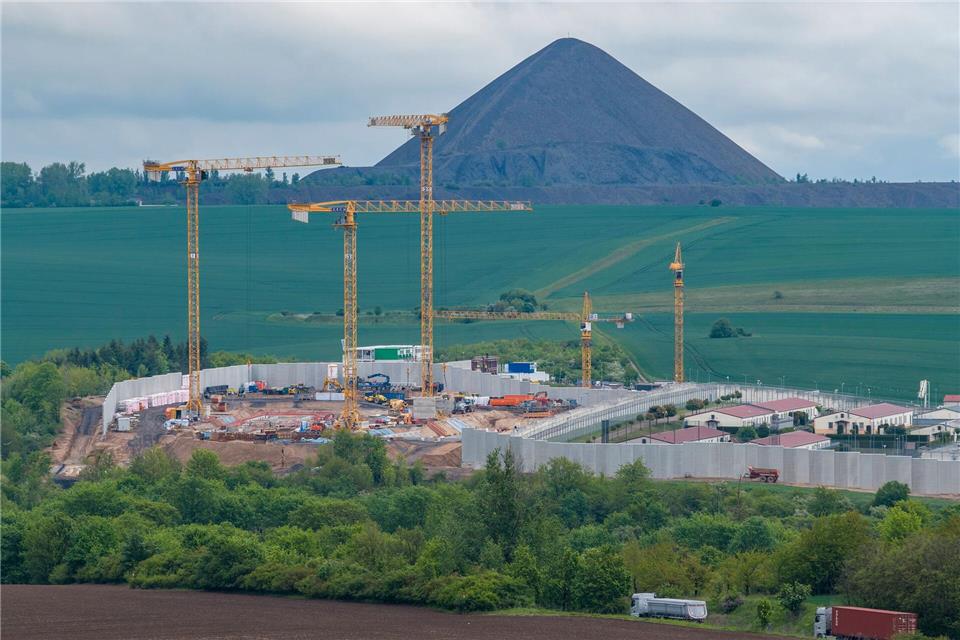 In dem Gefängnis im Landkreis Mansfeld-Südharz werden zwei neue Hafthäuser, ein zentrales Pforten- und Schleusengebäude sowie neue Freistundenhöfe gebaut.Jan Woitas/dpa