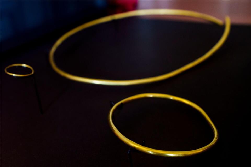 In dem Grab befand sich ein Schmuck-Set aus massivem Gold, darunter ein Hals-, ein Arm- und ein Fingerring. Andreas Arnold/dpa