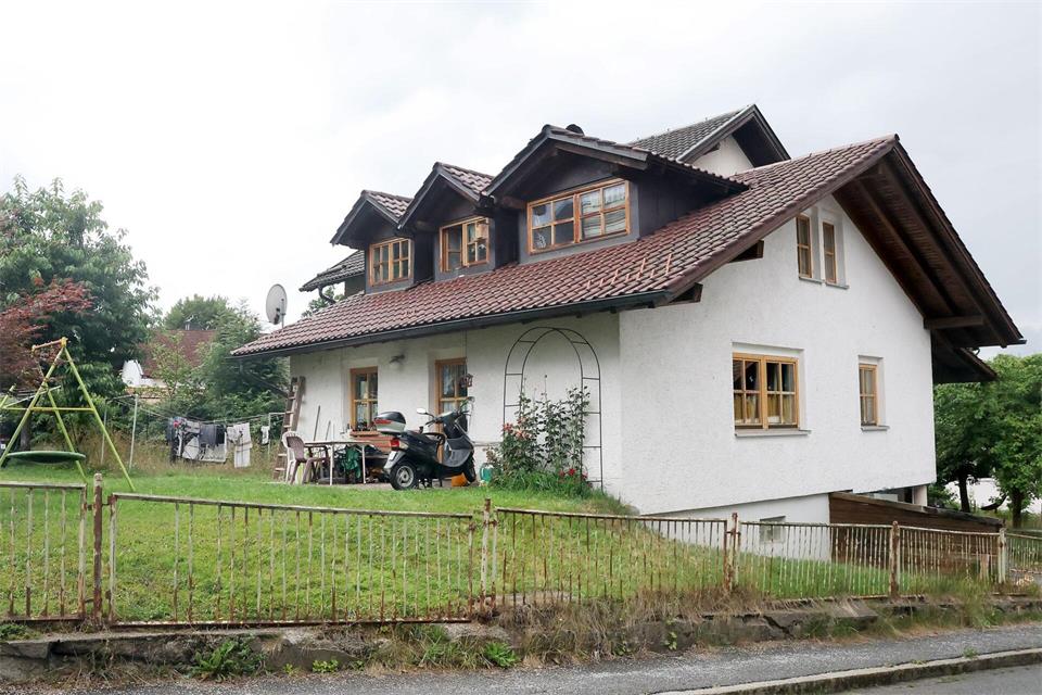 In dem Haus soll der Angeklagte zwei Nachbarinnen und einen Nachbarn getötet haben. (Archivbild)Christine Vincon/dpa