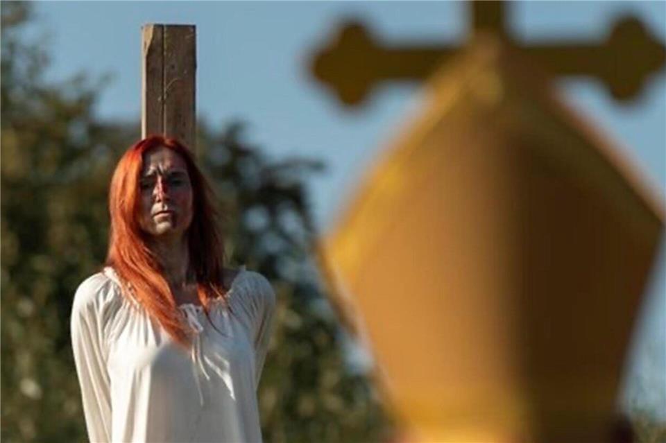 In dem Horrorfilm geht es um eine Hexenverbrennung.