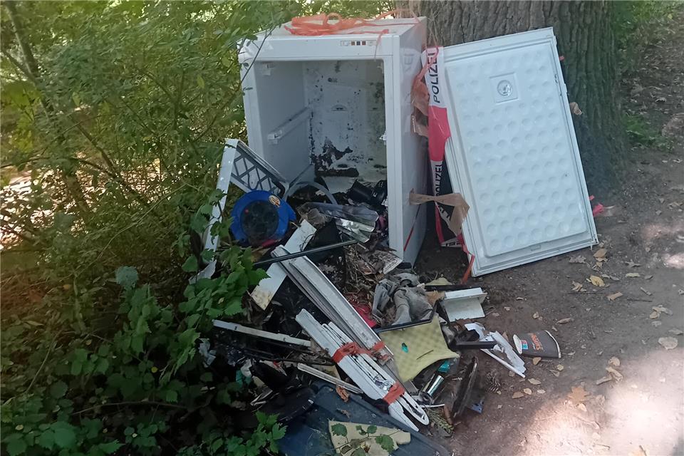 In dem Kühlschrank befand sich allerlei Metall-, Elektro- und Plastikschrott.