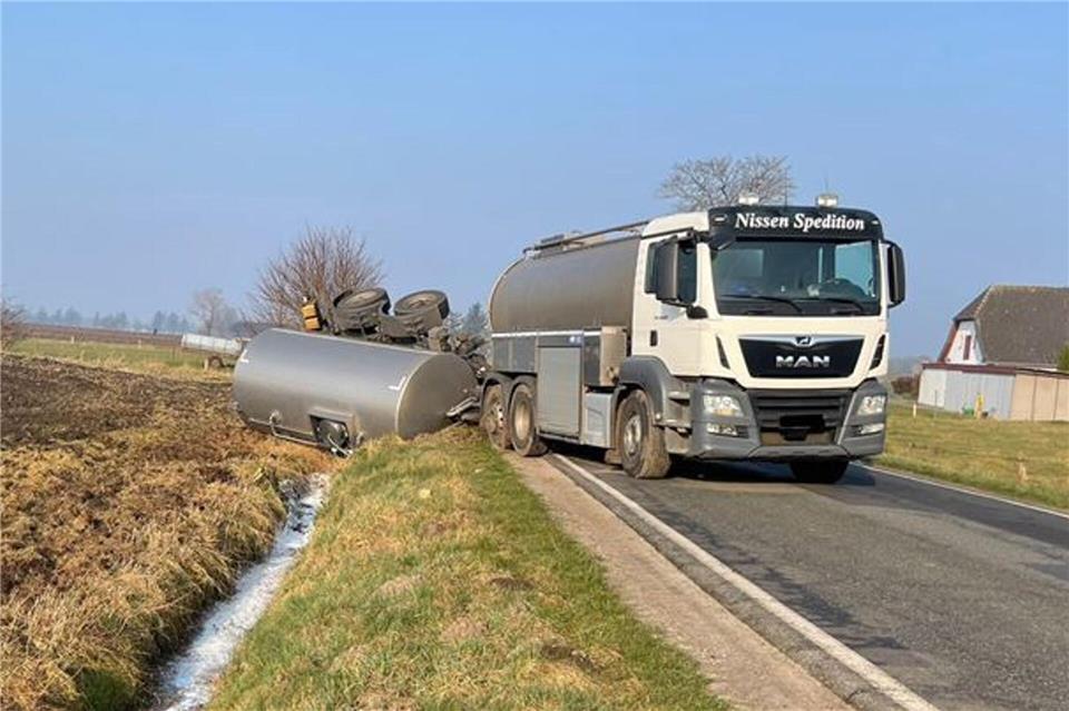 In dem Laster waren laut Polizei 11.000 Liter Milch. Polizeidirektion Flensburg/dpa