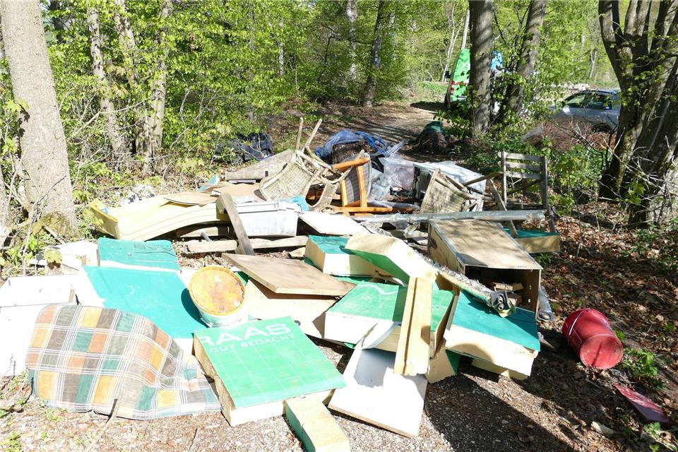 In dem Müllberg befinden sich neben sämtlichen Unrat auch Ölkanister mit Altöl.-/Polizeipräsidium Ulm/dpa