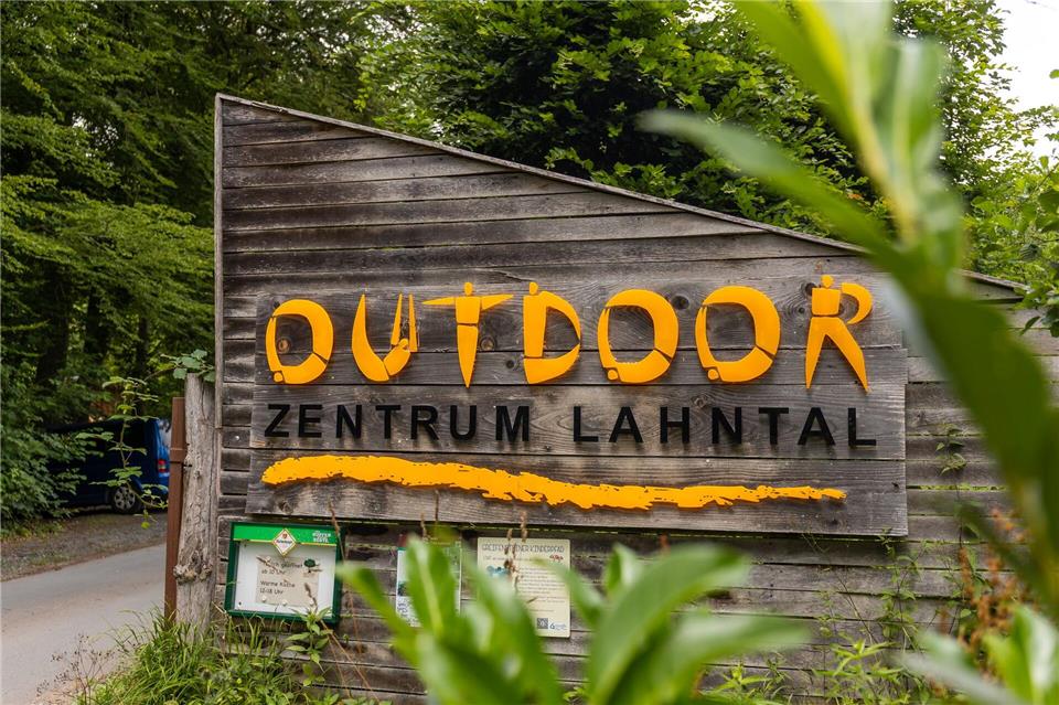 In dem Outdoor-Zentrum-Lahntal können Gäste in Tipis und Holzhäusern übernachten, an Seminaren und Workshops teilnehmen oder mit Familien und Freunden feiern.Christian Lademann/dpa