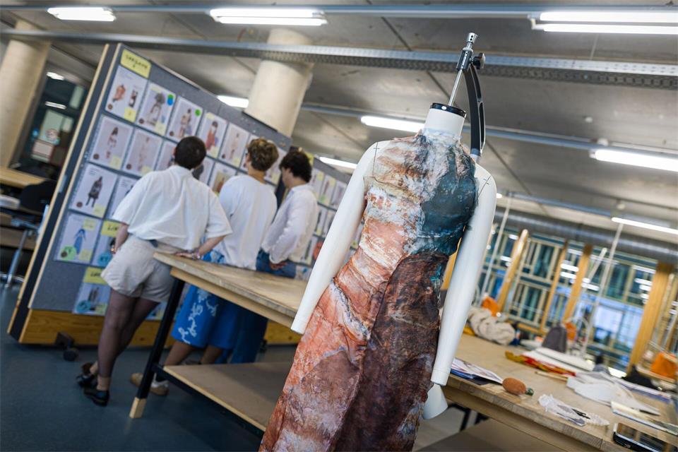 In dem Projekt „Seegang“ beschäftigen sich Studierende der Hochschule Hannover mit Mode, die von Helgoländer Trachten inspiriert ist.Moritz Frankenberg/dpa