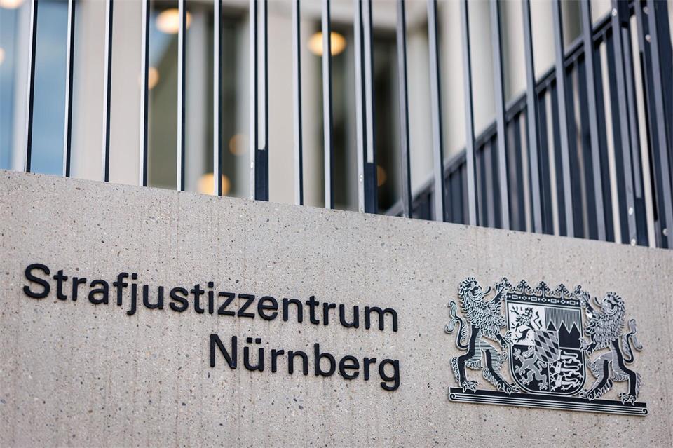 In dem Prozess sind zwei Heranwachsende angeklagt. Gegen einen Dritten wurde das Verfahren abgetrennt. (Symbolfoto)Daniel Karmann/dpa