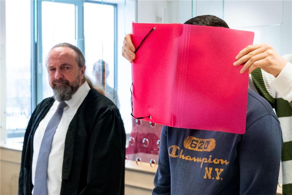 In dem Sicherungsverfahren geht es auch um die Frage, ob der geständige 23-Jährige dauerhaft in einer forensischen Psychiatrie untergebracht werden muss. Daniel Bockwoldt/dpa