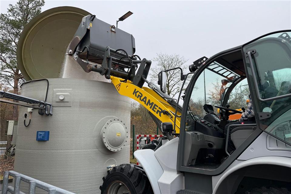 In dem Soleerzeuger wird trockenes Auftausalz mit Wasser gemischt und bei Erreichen der richtigen Konzentration schließlich in große Tanks gefüllt. Michael Bauer/dpa