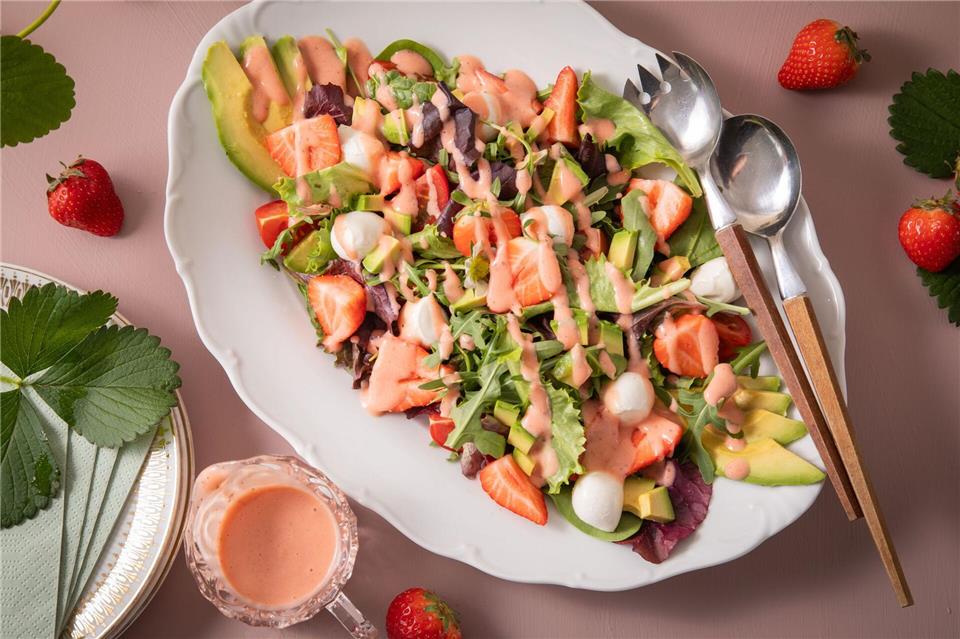 In dem Sommersalat finden sich neben Tomate, Avocado und Mozzarella auch Erdbeeren. Der Clou: Auch das Dressing ist aus Erdbeeren gemacht. Christin Klose/dpa-tmn