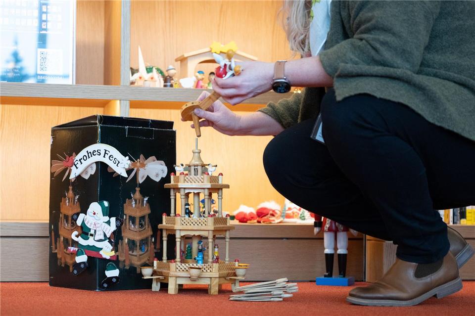 In dem Tauschregal landen Weihnachtspyramiden und andere Gegenstände. Sebastian Kahnert/dpa